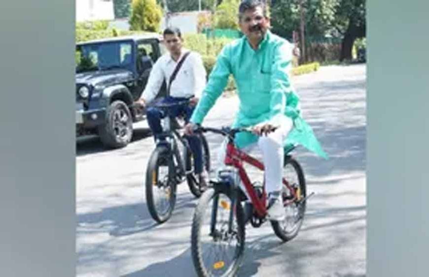हरियाणा मंत्रियों का अनोखा संदेश, साइकिल से कैबिनेट बैठक में पहुंचकर दिया ईंधन बचत का संदेश