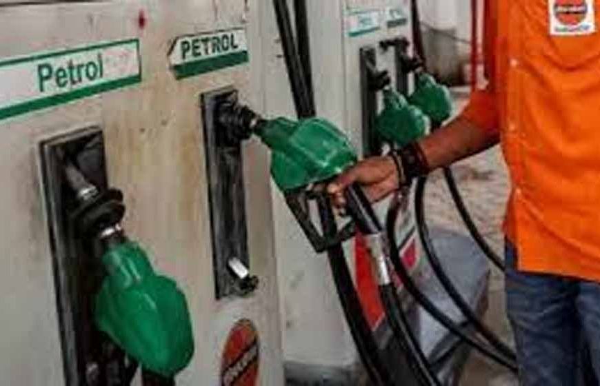 तेल की कीमतों में उछाल से बढ़ी महंगाई, पेट्रोल 109 रुपये के करीब पहुंचा