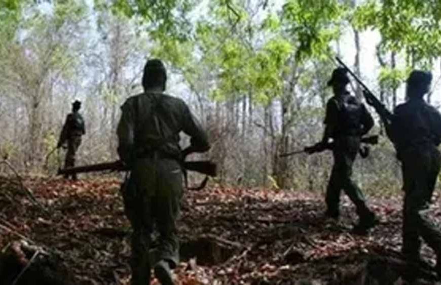 झारखंड के जंगल में सुरक्षाबलों और नक्सलियों के बीच मुठभेड़, 1-2 माओवादियों के ढेर होने की खबर