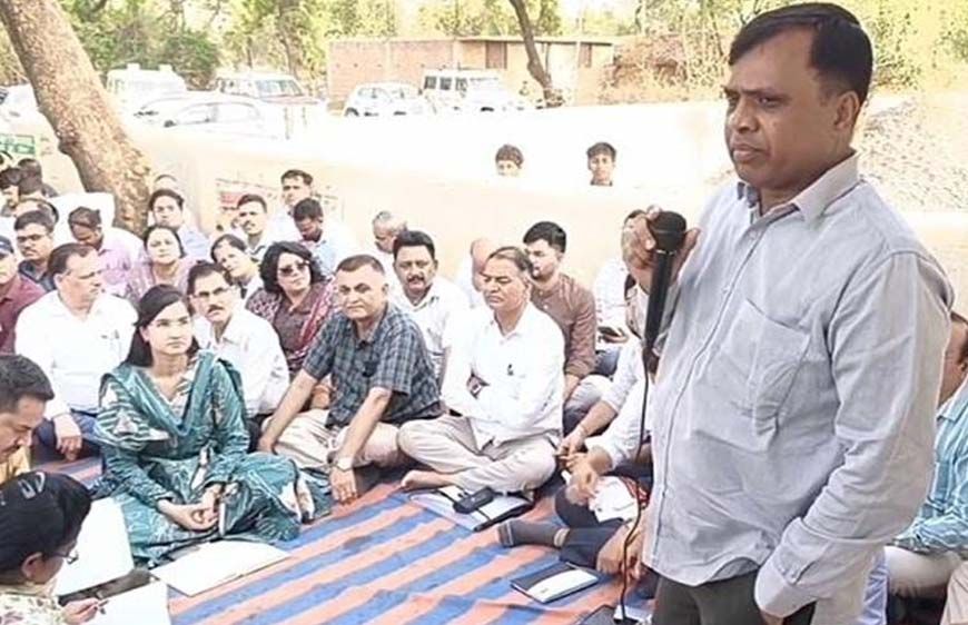 रीवा कलेक्टर का अनोखा दौरा, 42 अफसरों संग नॉन-एसी बस से गांव पहुंचे; टिकुरी में लगाई चौपाल