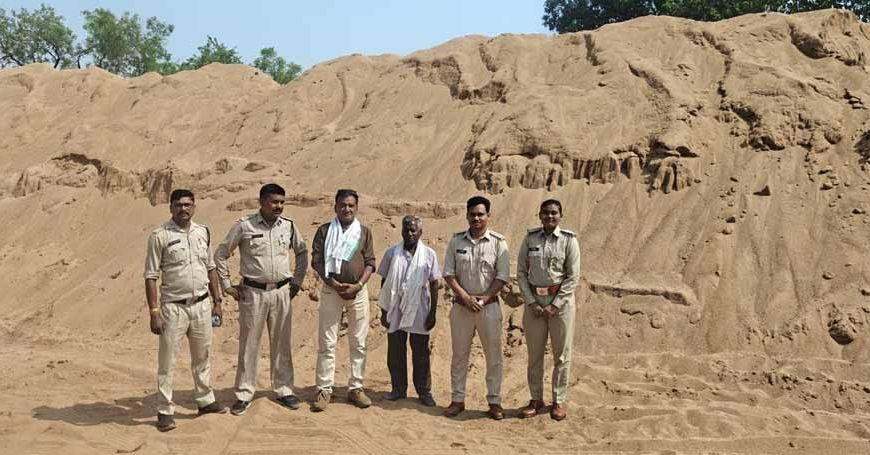 गोबरानवापारा में रेत के अवैध उत्खनन-भण्डारण पर खनिज विभाग की बड़ी कार्रवाई, 2 पोकलेन जब्त-सील