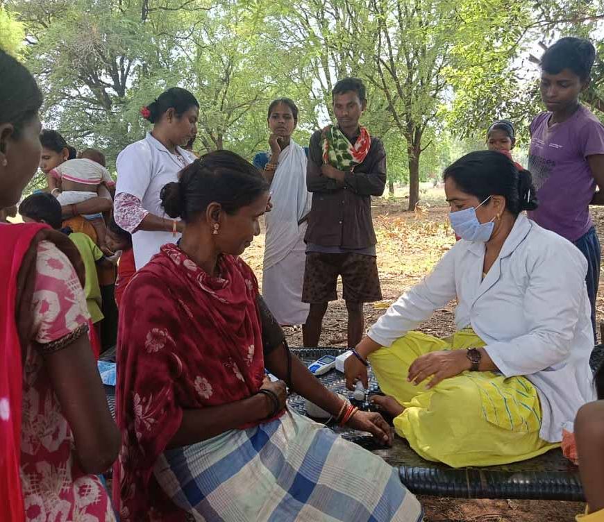 दुर्गम जंगलों के बीच पहुंची स्वास्थ्य सेवा, 771 ग्रामीणों की हुई जांच