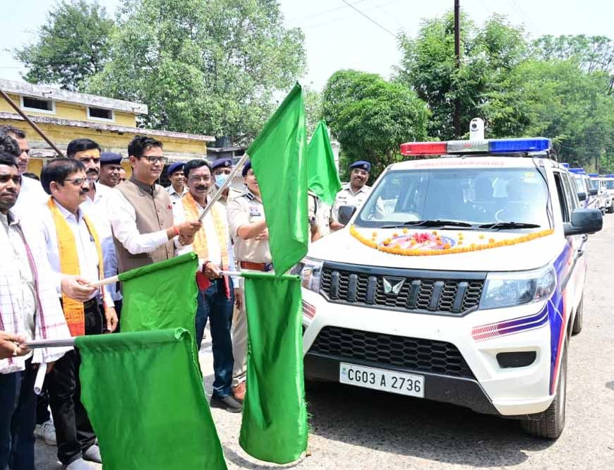 वित्त मंत्री  ओपी चौधरी ने रायगढ़ को मिली 16 अत्याधुनिक डायल-112 ईआरवी वाहनों को दिखाई हरी झंडी