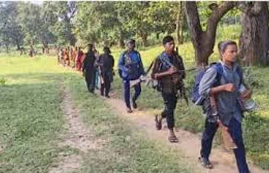 चाईबासा के पोड़ाहाट जंगल में सुरक्षाबलों और नक्सलियों के बीच मुठभेड़