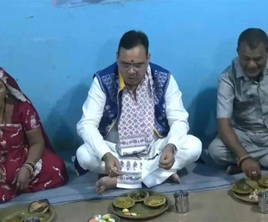बांसवाड़ा में सीएम भजनलाल शर्मा का ग्रामीण अंदाज, जमीन पर बैठकर किया भोजन