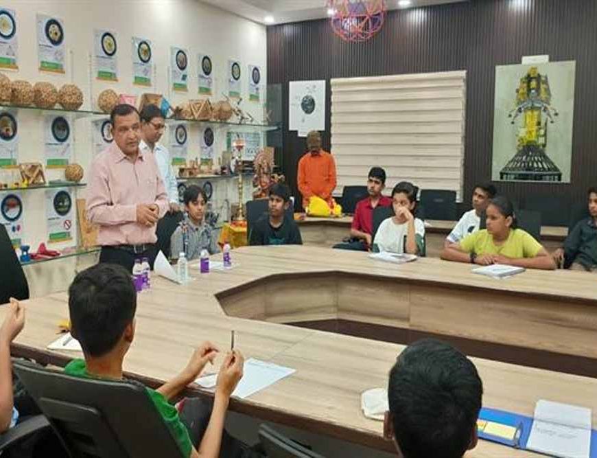 विद्यार्थियों ने समझे एयरोडायनामिक्स के वैज्ञानिक सिद्धांत