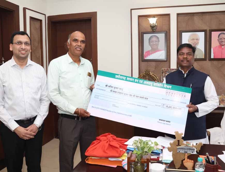 सागौन खेती से किसान को 9.69 लाख का लाभ, मंत्री केदार कश्यप ने सौंपा चेक