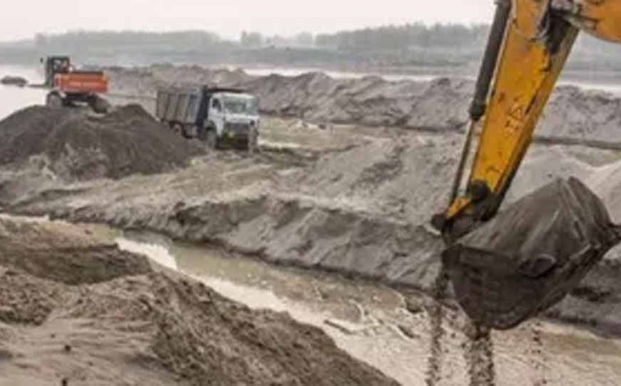 पटना में गंगा किनारे अवैध मिट्टी खनन का खुलासा, पुलिस पर उठे सवाल