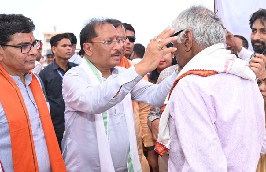 मुख्यमंत्री  विष्णु देव साय ने हितग्राहियों को अपने हाथों से पहनाया नजर का चश्मा