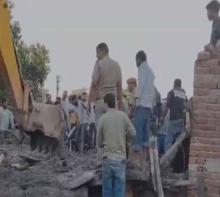 जालंधर में जर्जर मकान ढहा, मलबे में दबकर मजदूर की मौत; तीन घायल