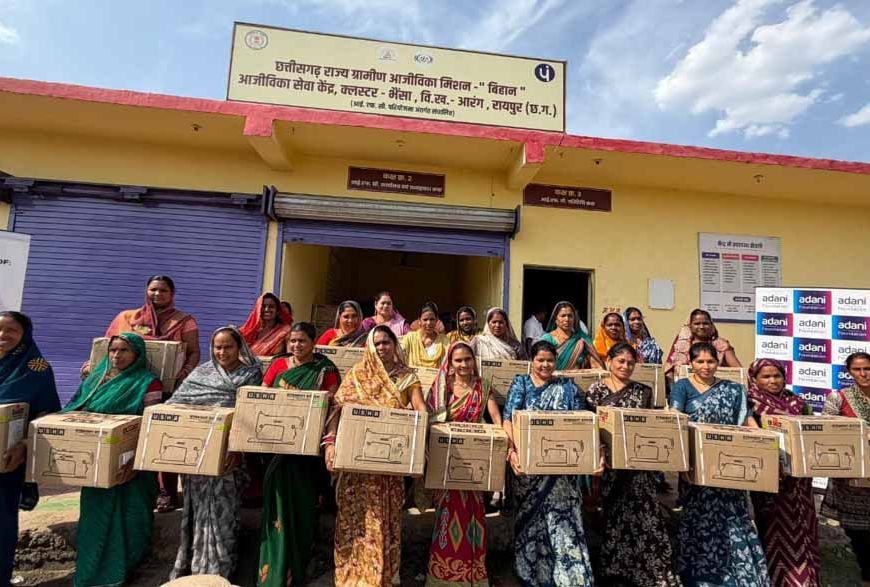 मुख्यमंत्री  विष्णु देव साय की घोषणा का त्वरित असर: कोसरंगी की दीदियों को मिली 50 निःशुल्क सिलाई मशीनें