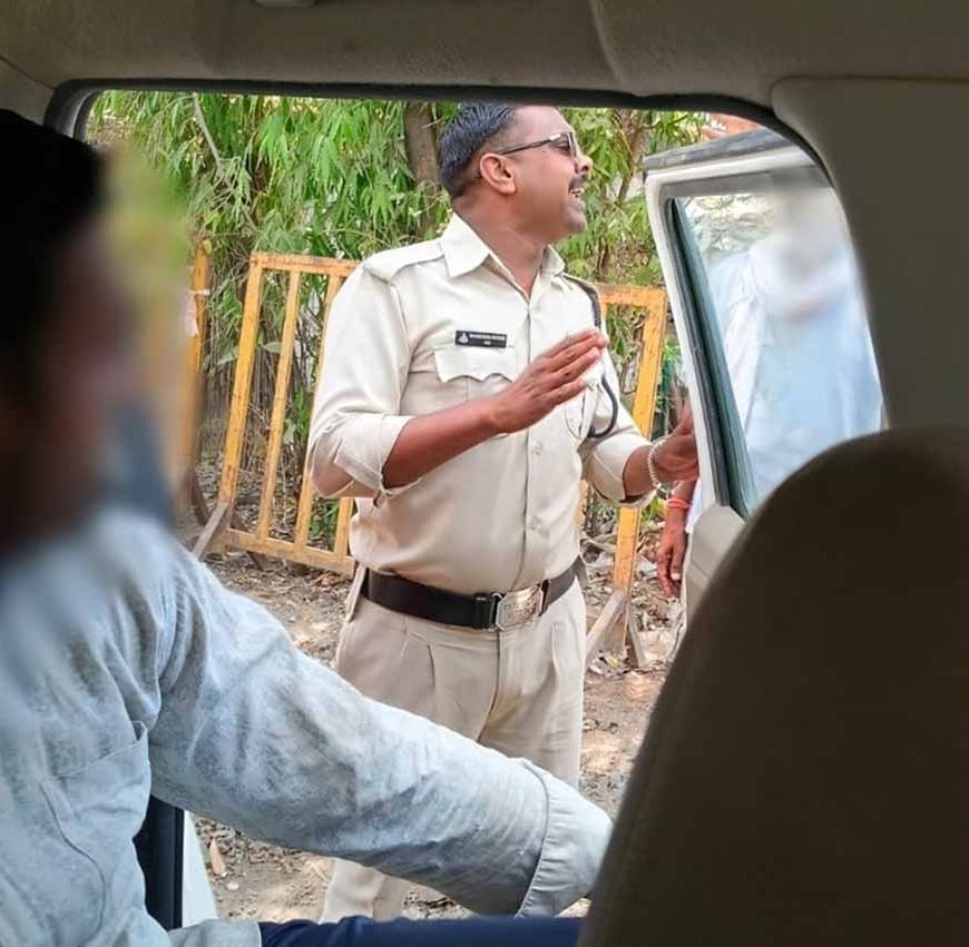 हरदा के डायल-112 हीरोज रेलवे ट्रैक पर खड़े व्यक्ति की सतर्कता से बचाई जान समझाइश देकर परिजनों के सुपुर्द किया