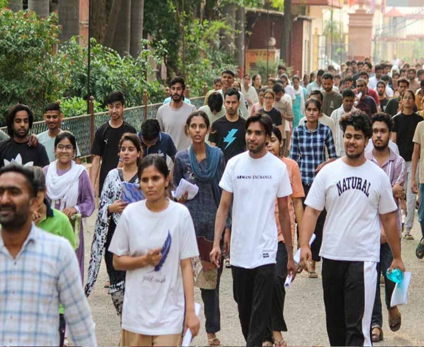 UPSC Prelims में अभ्यर्थियों की अग्निपरीक्षा! तपती जमीन पर नंगे पैर पहुंचे एग्जाम सेंटर