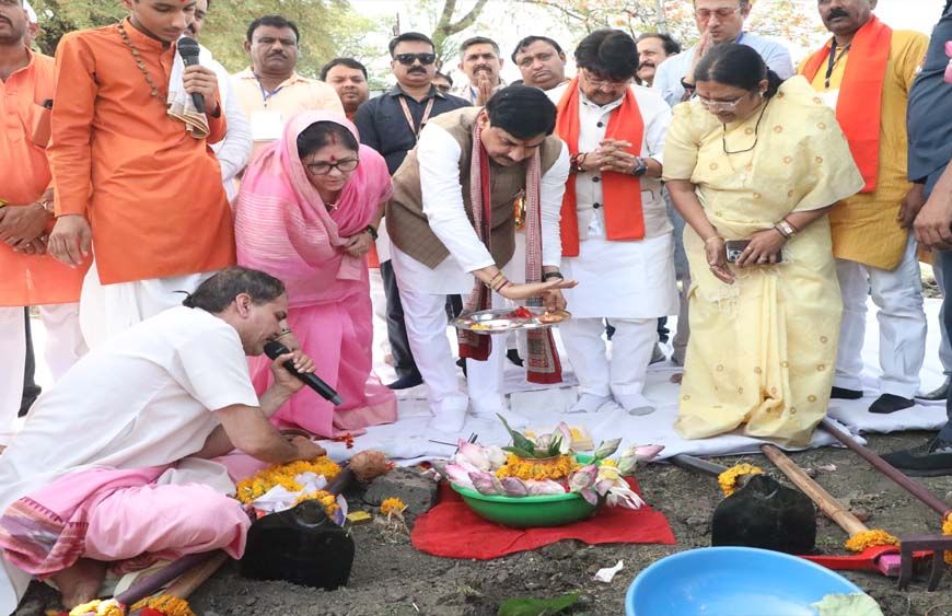 मुख्यमंत्री डॉ. यादव ने गंगा दशहरा पर देवी सागर तालाब में किया श्रमदान