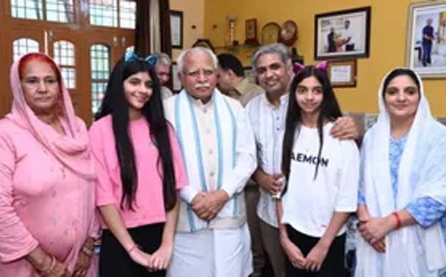पूर्व CM खट्टर पहुंचे सुनील जागलान के घर, ‘सेल्फी विद डॉटर’ अभियान की जमकर सराहना