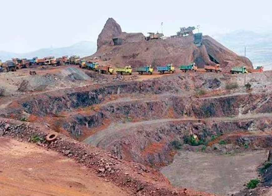 दंतेवाड़ा में अवैध लौह अयस्क का बड़ा खेल उजागर, पहाड़ियों से मैदान तक मिले ढेर