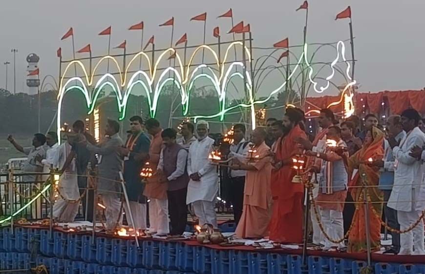 सीएम योगी ने संगम में फ्लोटिंग जेटी पर गंगा आरती का किया शुभारंभ, अब होगी हर शाम