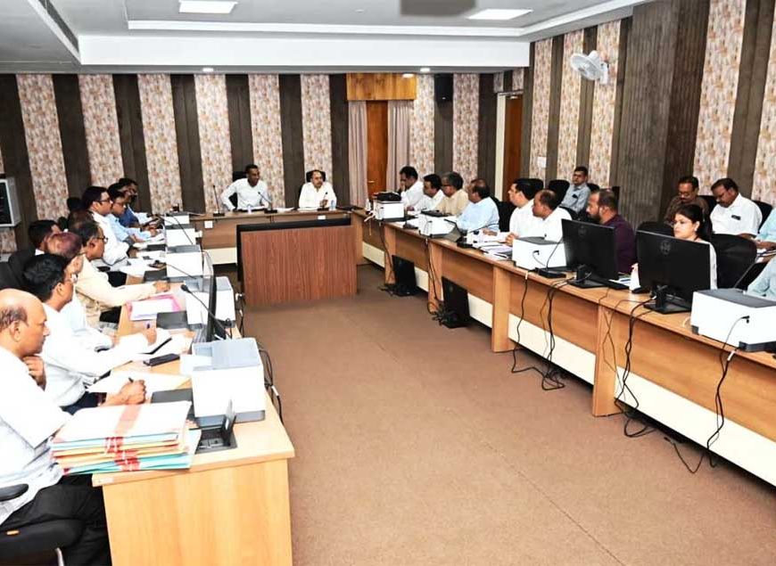 'नगरीय निकाय से समन्वय कर शहर के बीच बनने वाली सड़कों में निर्माण के दौरान ही करें नाली, अंडरग्राउंड केबल, पाइपलाइन के लिए प्रावधान’