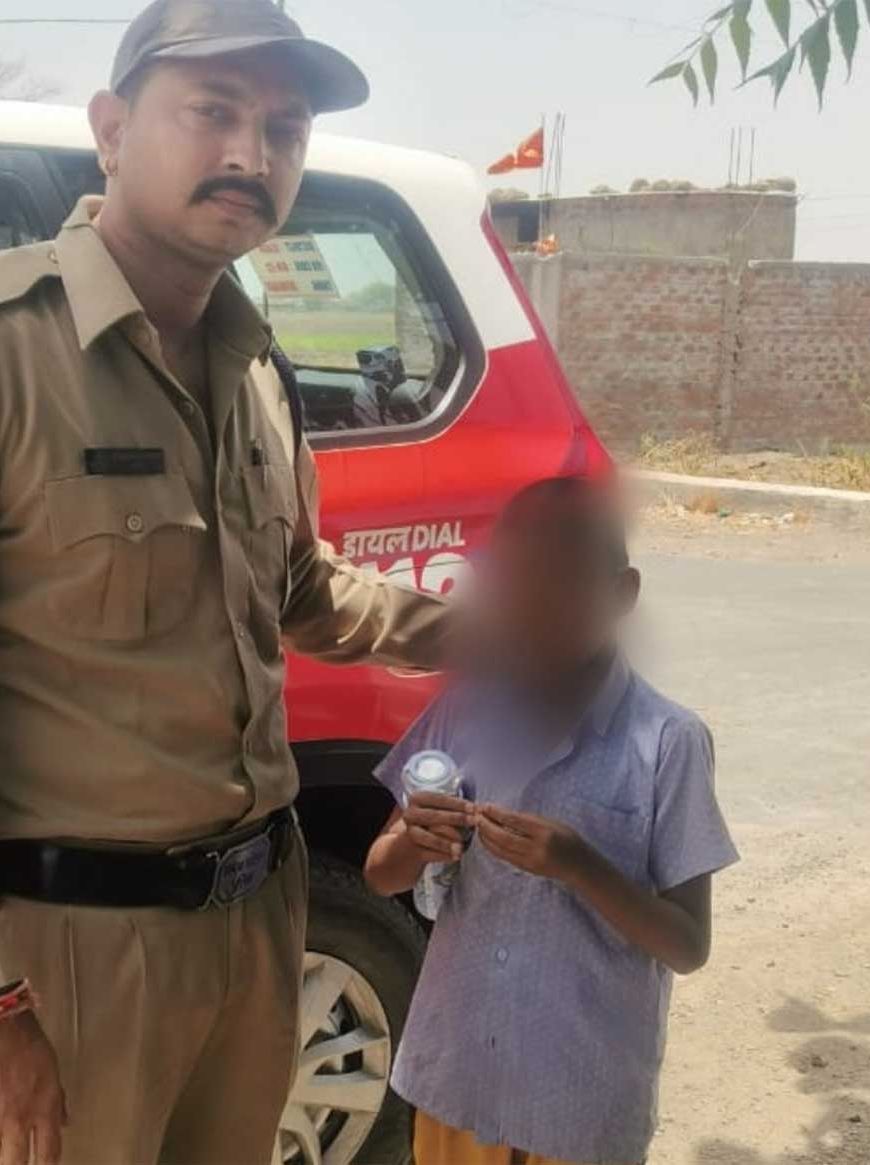 उज्जैन के डायल-112 हीरोज घर की राह भटके मानसिक रूप से अस्वस्थ बालक को सुरक्षित संरक्षण में लेकर थाने पहुँचाया