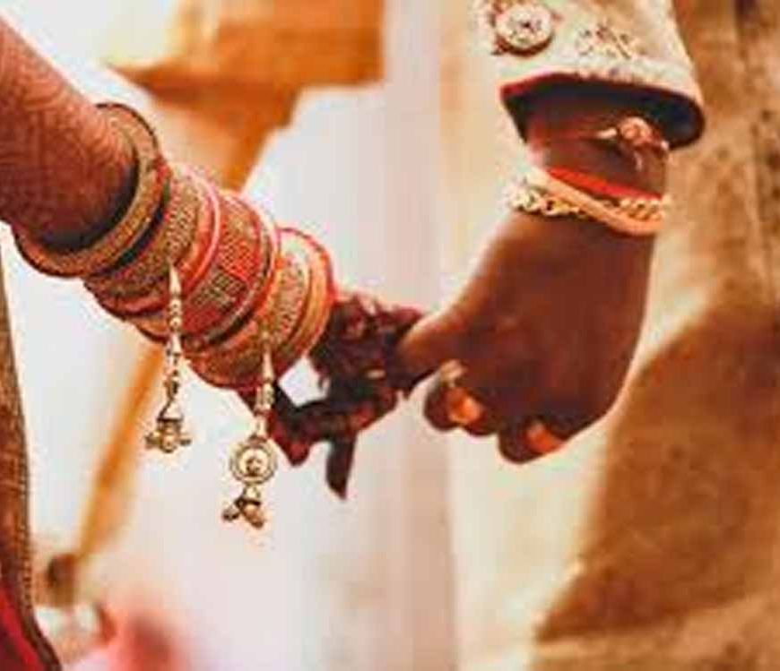 शादी में कितने फेरे? 7 नहीं, असल वैदिक परंपरा में 4 फेरे और सप्तपदी के 7 कदम