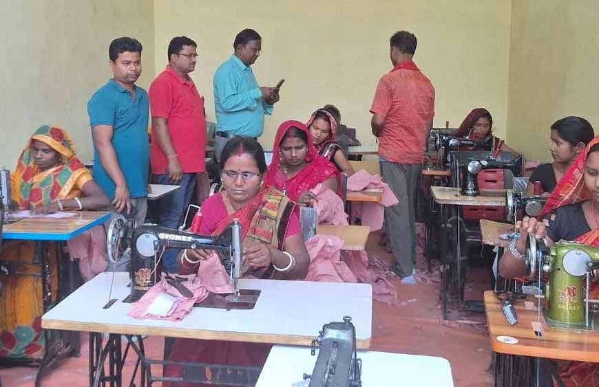 बिहार में जीविका दीदियों का कमाल, बगहा में तैयार हो रही 15 हजार बच्चों की पोशाक