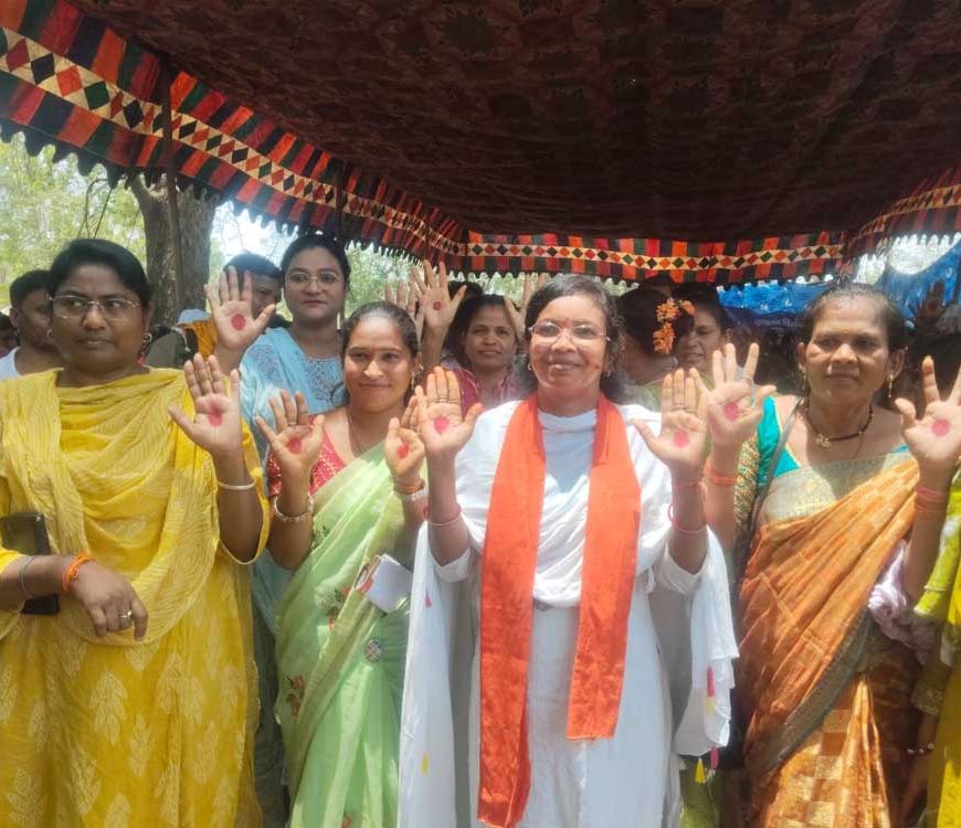 बीजापुर में रेड डॉट अभियान ने पकड़ी रफ्तार- गांव-गांव तक पहुँच रहा माहवारी स्वच्छता का संदेश