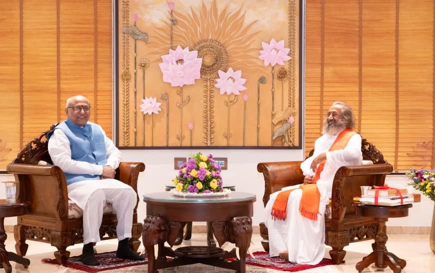 माननीय उपराष्ट्रपति सी.पी. राधाकृष्णन ने पांच राष्ट्रीय पहलों का शुभारंभ किया, द आर्ट ऑफ लिविंग के 45 वर्ष पूरे होने पर स्मारक डाक टिकट का अनावरण किया