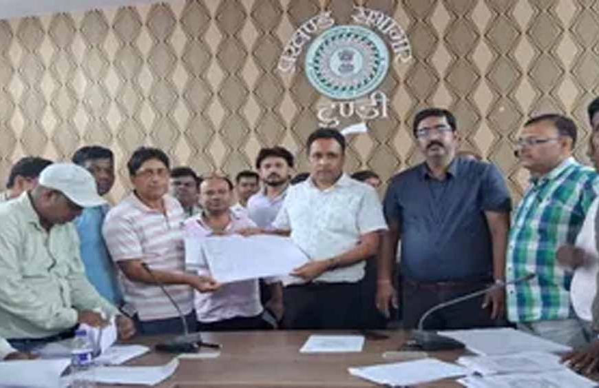 प्रतिबंधित मांस मिलने पर टुंडी में बवाल, पुलिस को करनी पड़ी फायरिंग