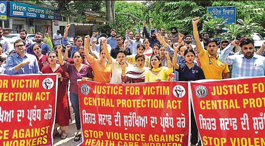 डेराबस्सी सिविल अस्पताल की OPD सेवाएं ठप, हमले के विरोध में धरने पर बैठे डॉक्टर