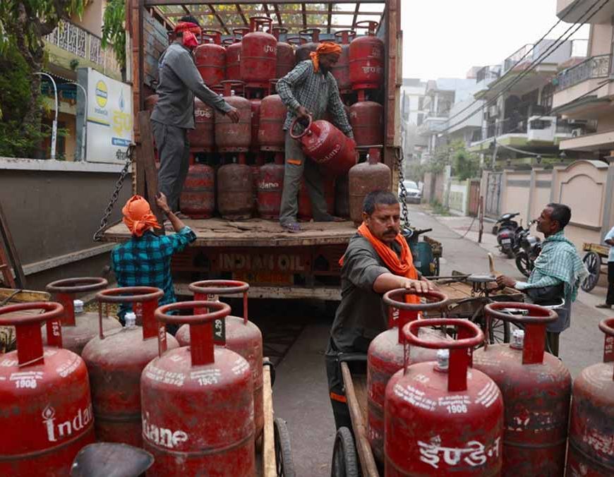 रसोई गैस संकट से जनता बेहाल, 45 दिनों से सिलेंडर के लिए भटक रहे लोग