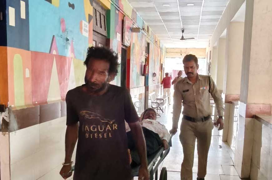 रतलाम के डायल-112 हीरोज सड़क दुर्घटना में घायल 02 व्यक्तियों को त्वरित सहायता से पहुँचाया अस्पताल