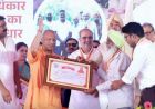 मुख्यमंत्री ने विभिन्न योजनाओं के लाभार्थियों को दिया आवंटन पत्र, चेक, मकान की चाबी व सम्मान