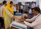 EVM खराबी से रुका चुनावी फैसला, गुरदासपुर के दो बूथों पर कल होगा पुनर्मतदान