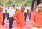 योग दिवस पर योगमय हुआ उत्तर प्रदेश, झांसी में सीएम योगी ने किया योगाभ्यास