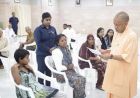 लखनऊ में जनता दर्शन, सीएम योगी ने सुनीं फरियादियों की समस्याएं, दिए सख्त निर्देश
