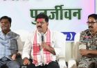 रायपुर : पुनर्वासित युवाओं से मिले उप मुख्यमंत्री विजय शर्मा और वन मंत्री केदार कश्यप