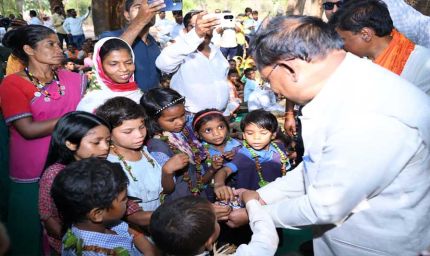 मुख्यमंत्री विष्णु देव साय ने अबूझमाड़ के गारपा में बच्चों और महिलाओं से किया आत्मीय संवाद