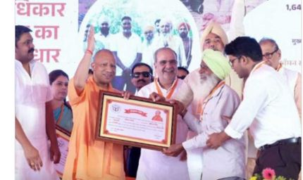 मुख्यमंत्री ने विभिन्न योजनाओं के लाभार्थियों को दिया आवंटन पत्र, चेक, मकान की चाबी व सम्मान
