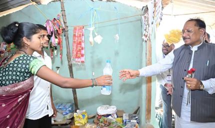 जब मुख्यमंत्री रुके एक छोटी-सी किराना दुकान पर... और सामने थी बदलाव की बड़ी कहानी