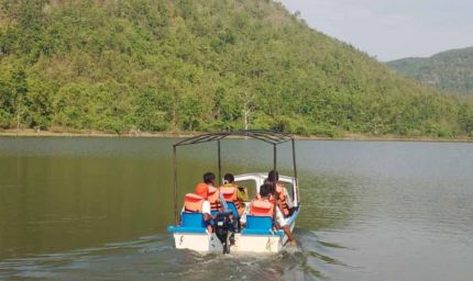 सूरजपुर में ’मुस्कान समूह की महिलाओं ने बोटिंग से बदली अपनी तकदीर’