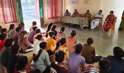 जनजातीय छात्राओं को सुरक्षा और अधिकारों के प्रति किया जा रहा जागरूक