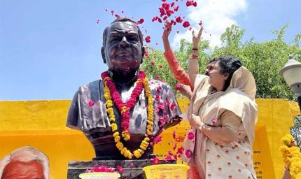 पूर्व मुख्यमंत्री स्व. बाबूलाल गौर की जयंती पर साकेत नगर में किया प्रतिमा का अनावरण
