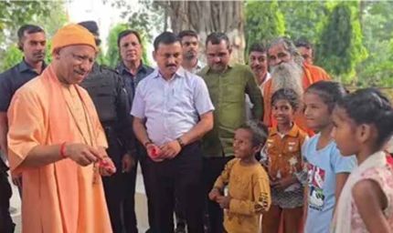 गोरखनाथ मंदिर में सीएम योगी का जनता दर्शन, 200 से अधिक फरियाद सुनी
