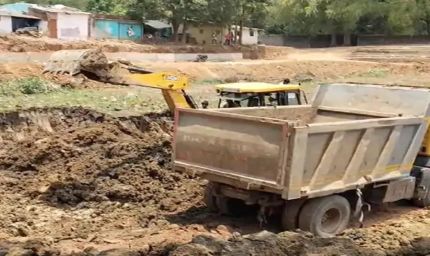 100 साल पुराने पंडरीतराई तालाब का कायाकल्प: 78 लाख की लागत से बढ़ाई जा रही गहराई