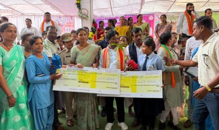बस्तर की बेटियों ने पेश की सफलता की मिसाल, तेंदूपत्ता संग्राहक परिवारों की रुद्राणी और डालेश्वरी ने बढ़ाई अंचल की शान