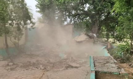 संभल में बुलडोजर एक्शन: खेड़ेश्वर महादेव मंदिर के पास बनी अवैध मजार हटाई गई