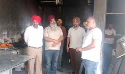 आग से तबाह दुकान का निरीक्षण, वाइस चेयरमैन धमोली और SDM ने लिया नुकसान का जायजा
