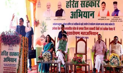 प्रकृति मित्र बनकर धरती माता का आंगन हरा-भरा रखने के लिए लगायें पेड़ : मुख्यमंत्री डॉ. यादव
