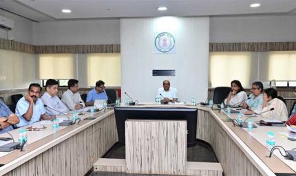 मुख्य सचिव ने सीएम हेल्पलाइन में संवेदनशीलता से काम करने के दिए निर्देश