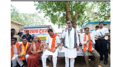 आम की छांव में मुख्यमंत्री की चौपाल: खाट पर बैठे, ग्रामीणों की सुनी बात, मौके पर दिए समाधान